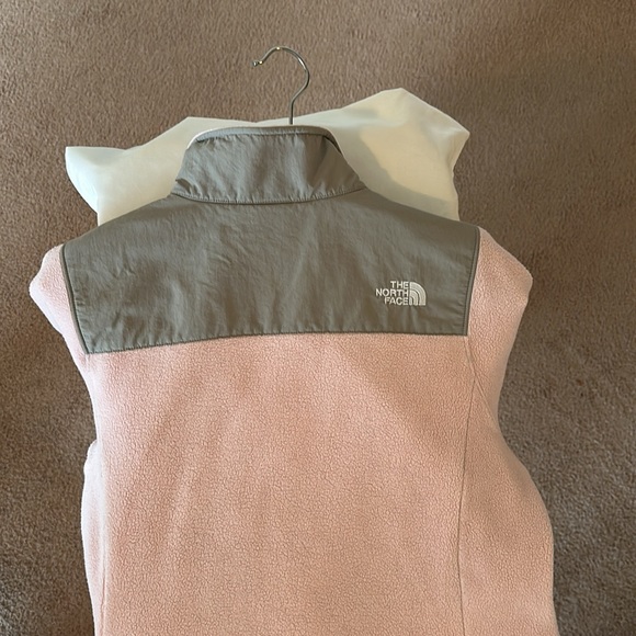 Gently worn The North Face Big kids Denali Jacket. Pink and gray. Cuffs stained. - Picture 4 of 6